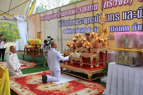 เข้าร่วมในพิธีการเชิญเครื่องสังฆทานพระราชทาน (ทรงจบ) ไปในพิธีเจริญพระพุทธมนต์นพเคราะห์ พิธีสมโภชพระพุทธปฏิมากร และพิธีวางศิลาฤกษ์วิหาร ณ ที่พักสงฆ์แม่ป่าข่า